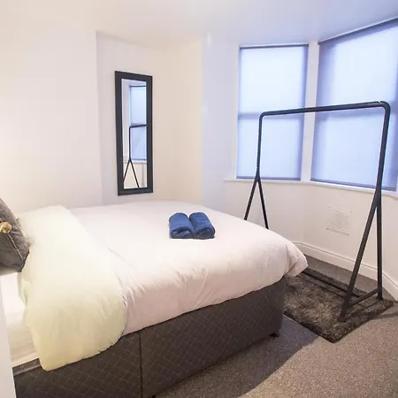 Flat 1, 4 Warden Rd *