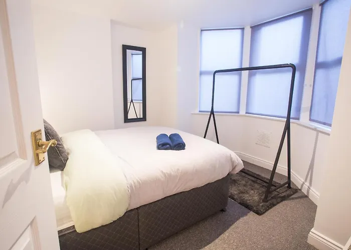 Flat 1, 4 Warden Rd *